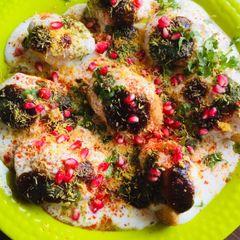 A picture of Dahi bhalle.