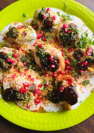 A picture of Dahi bhalle.