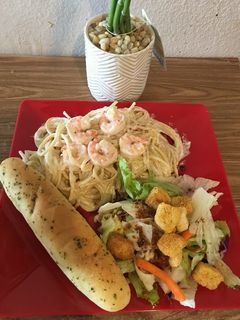 Una foto de Pasta Alfredo con camarones 🍤