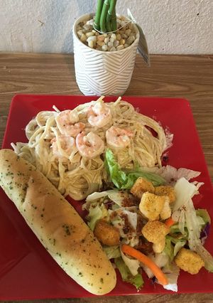 Una foto de Pasta Alfredo con camarones 🍤