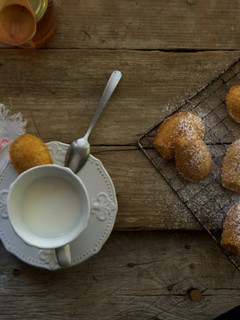 Una foto de Madeleines de mantequilla de avellana y miel