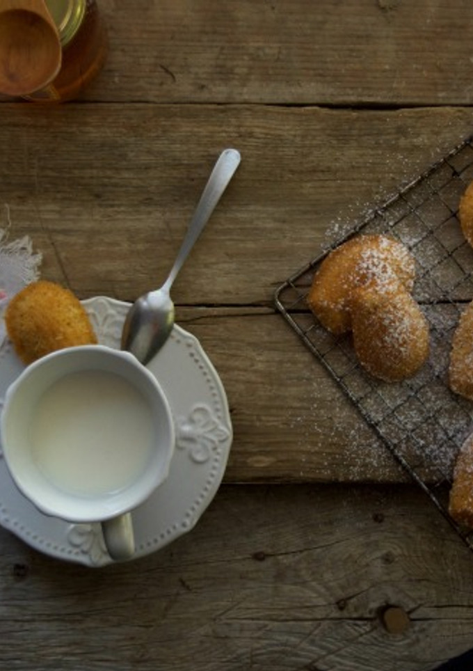 Una foto de Madeleines de mantequilla de avellana y miel