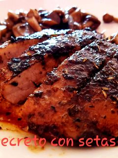 Una foto de Secreto asado con hierbas y setas