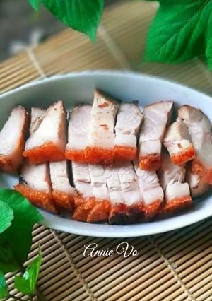 Hình của món Heo quay giòn bì kiểu truyền thống.