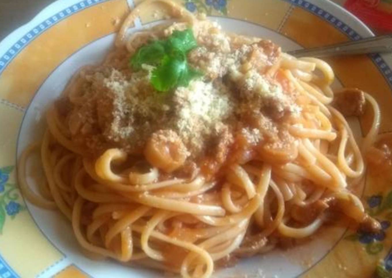 Fideos con champiñones y carne molida y salsa