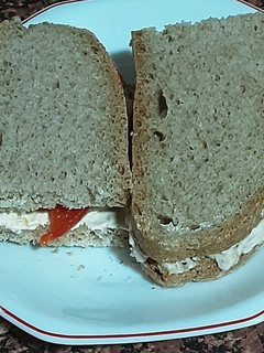 Una foto de Sándwich de Atún y Pimientos con pan moreno mallorquín