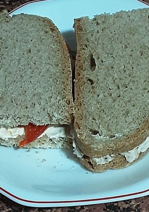 Una foto de Sándwich de Atún y Pimientos con pan moreno mallorquín