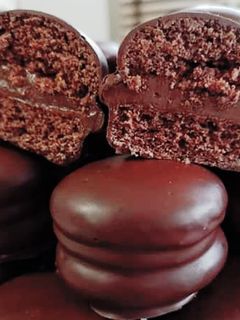 Una foto de Alfajores súper chocolatosos