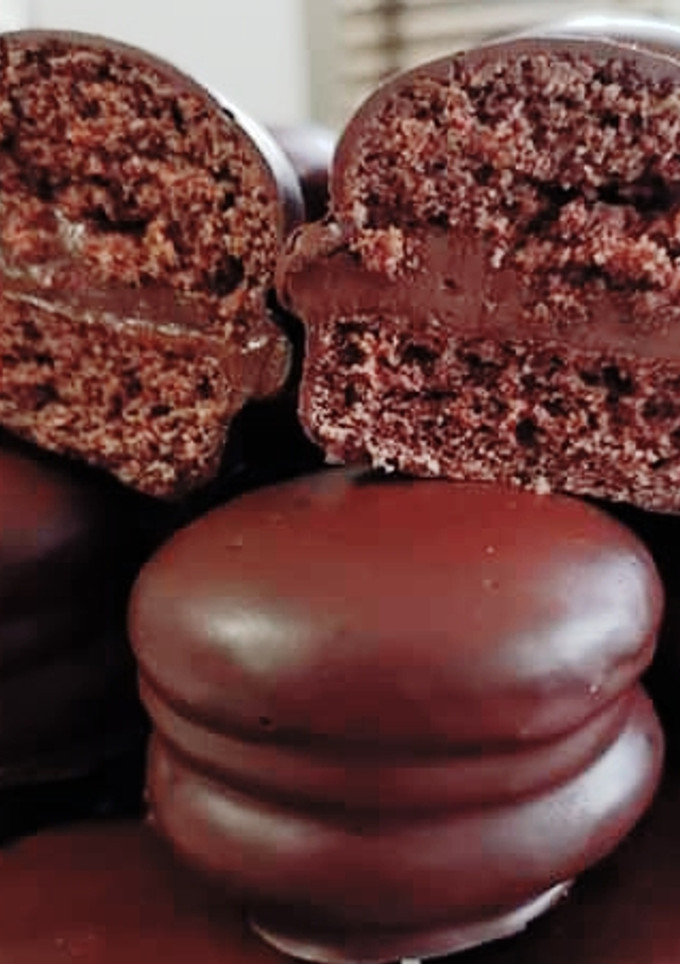 Una foto de Alfajores súper chocolatosos