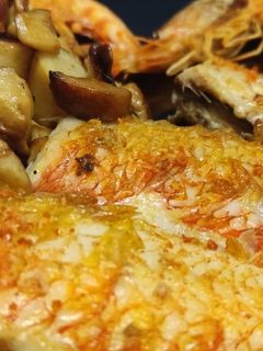 Una foto de Loritos y tigres a a la plancha con boletus al wok con mayonesa de ponzu