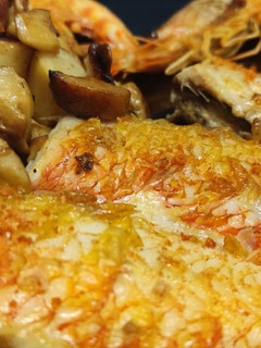 Una foto de Loritos y tigres a a la plancha con boletus al wok con mayonesa de ponzu