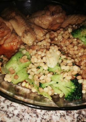 Csirkepöri brokkolis fokhagymás tarhonyával :) recept fotója