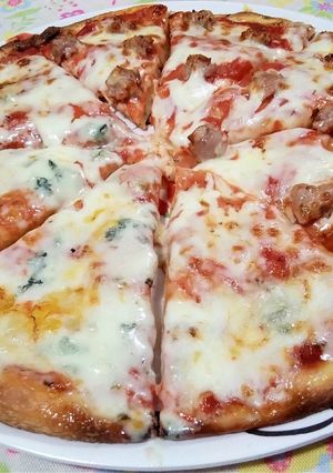 Foto di Pizza farcita metà con gorgonzola e metà con salsiccia