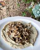Hummus con champiñones salteados