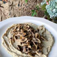 Una foto de Hummus con champiñones salteados