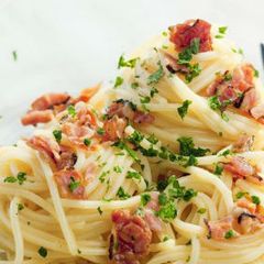 A picture of Spaghetti with parmesan and bacon.