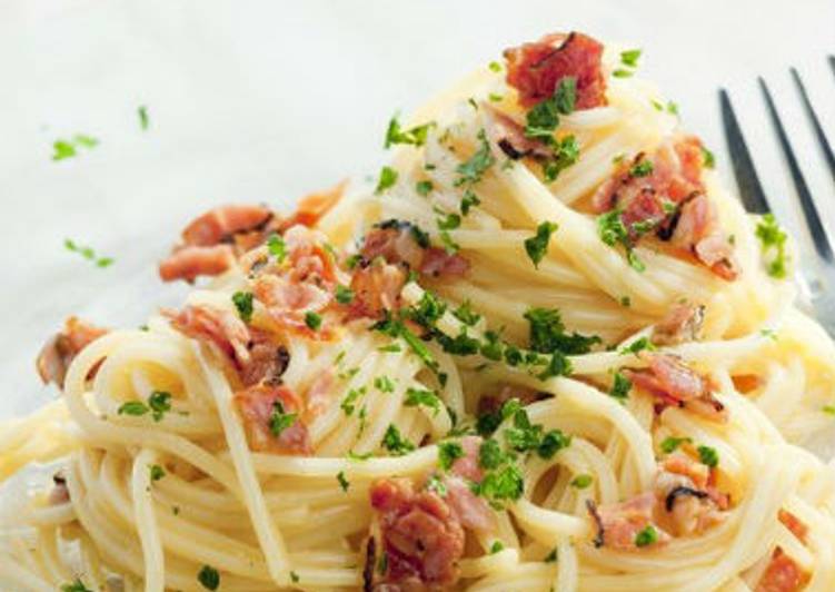 Spaghetti with parmesan and bacon
