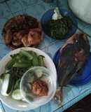 Ikan bakar,ati ampela goreng tahu tempe lalapan+sambal