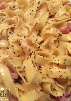 Una foto de Tallarines con auténtica salsa carbonara (sin nata)