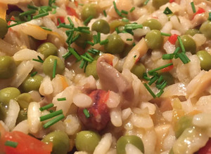 Una foto de Risotto de arvejas y almendras - Vegano