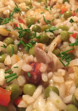 Una foto de Risotto de arvejas y almendras - Vegano