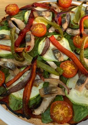 Una foto de Coca de verduras y sardina ahumada