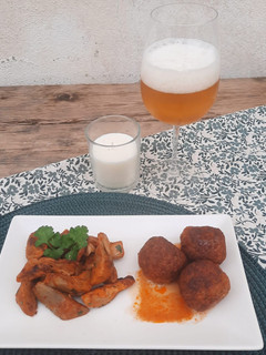 Una foto de Albóndigas con salsa de tomate y alcachofas