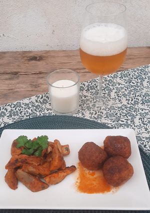Una foto de Albóndigas con salsa de tomate y alcachofas
