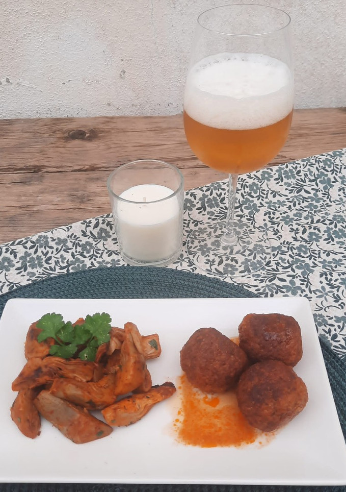 Una foto de Albóndigas con salsa de tomate y alcachofas