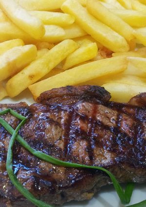 Una foto de Bife de chorizo con fritas
