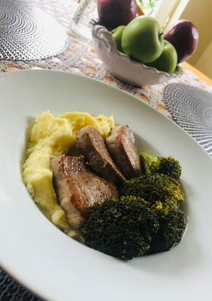 Sertés szűzpecsenye burgonyapürével, vajas-fokhagymás párolt brokkolival recept fotója