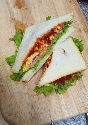 Hình của món Sandwich trứng và cá ngừ.