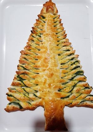 Foto di Albero di Natale di pasta sfoglia ripieno di ricotta e spinaci