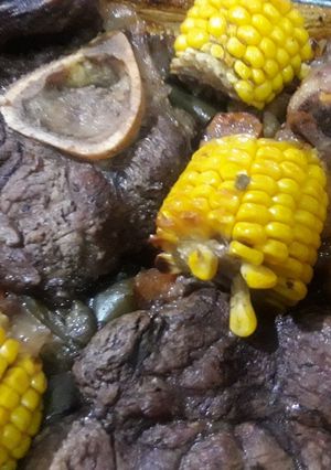 Una foto de Osobuco al horno con vegetales