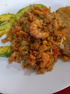 Una foto de Arroz con coco y camarón