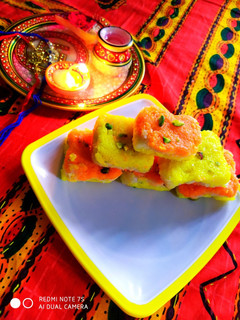 तिरंगी कोकोनट बर्फी (tirangi coconut barfi recipe in Hindi) रेसिपी मुख्य फोटो