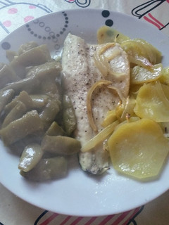 Una foto de Lubina al horno con patatas