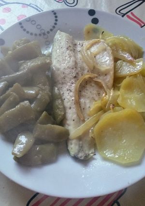 Una foto de Lubina al horno con patatas