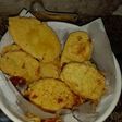 Marineras de papas rellenas de queso con ensalada primavera