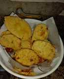 Marineras de papas rellenas de queso con ensalada primavera