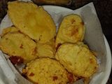 Marineras de papas rellenas de queso con ensalada primavera