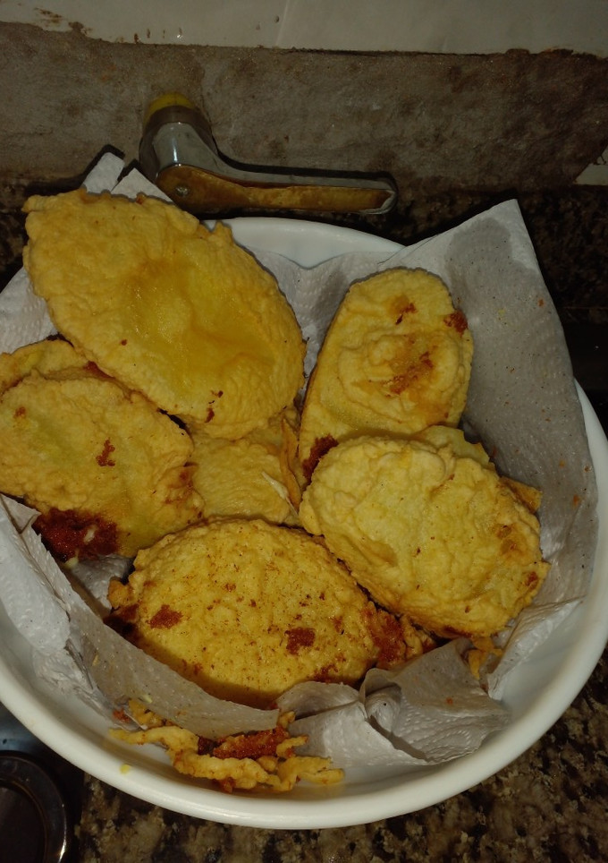 Una foto de Marineras de papas rellenas de queso con ensalada primavera