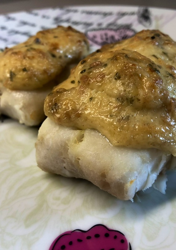 Una foto de Merluza con “mostanesa” gratinada