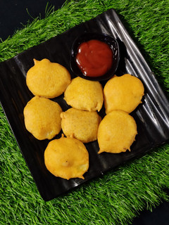 બટાકા ના ભજીયા (Potato Fitters Recipe In Gujarati) રેસીપી મુખ્ય ફોટો