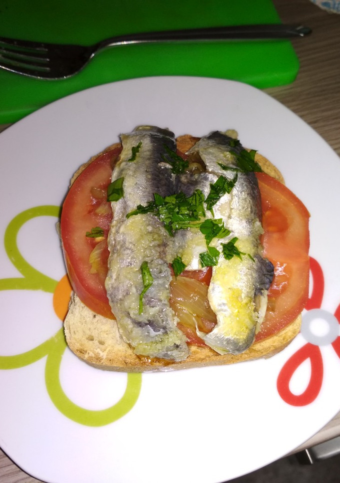 Una foto de Tosta de tomate, cebolla caramelizada y sardina
