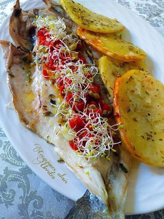 Una foto de Róbalo al horno con patatas y chimichurri de piquillos
