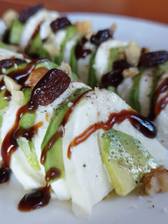 Una foto de Ensalada de aguacate agridulce con mozzarella