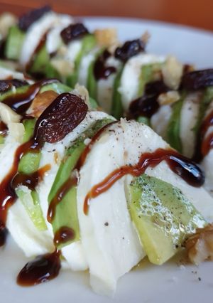 Foto principal de Ensalada de aguacate agridulce con mozzarella
