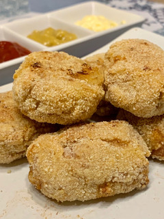Una foto de Nuggets de pollo y cebolla caramelizada al horno