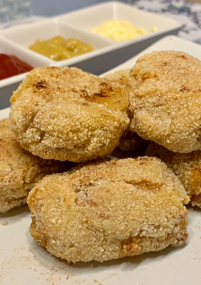 Una foto de Nuggets de pollo y cebolla caramelizada al horno